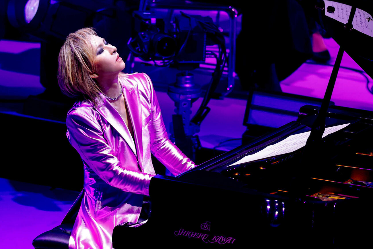 ピアノを演奏するYOSHIKI
