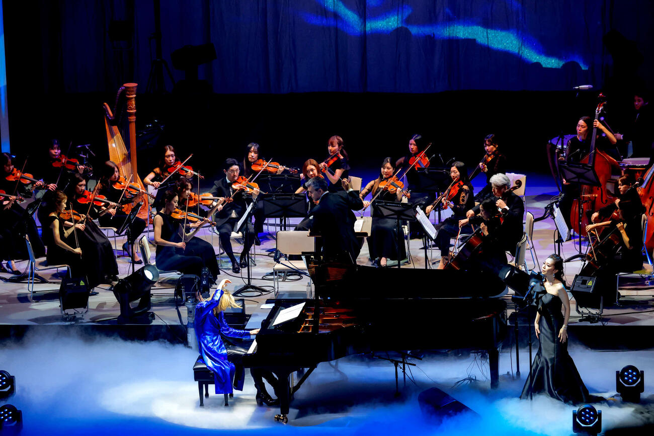 約3年ぶりとなるクラシカル公演でピアノを演奏するYOSHIKI