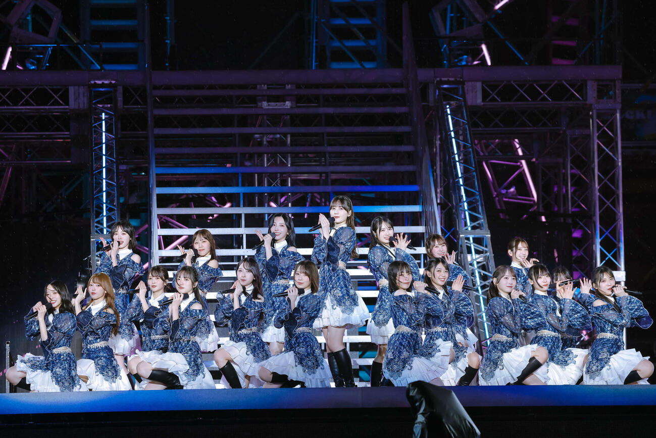 「7回目のひな誕祭」初日公演でパフォーマンスする日向坂46。中央は小坂菜緒　（C）Seed＆FlowerLLC
