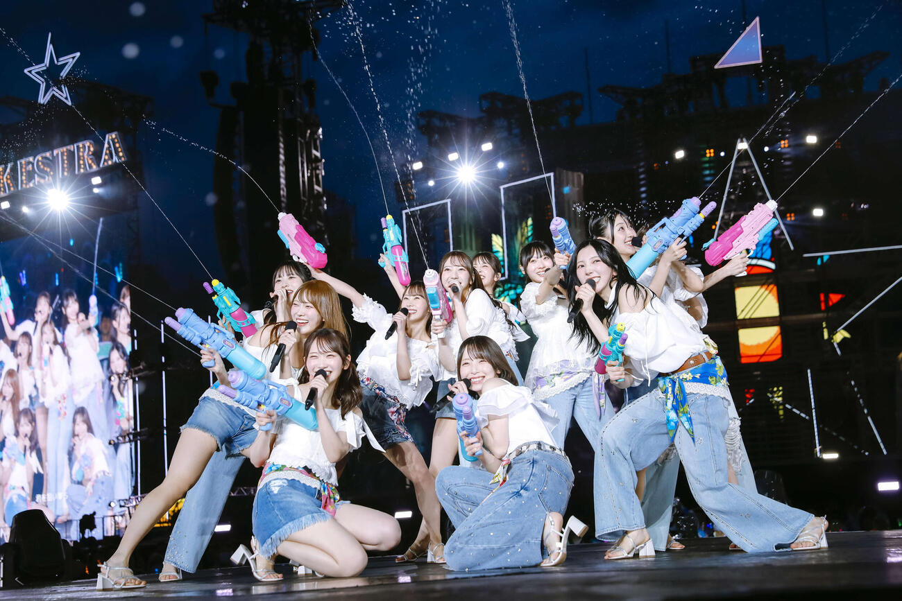 「7回目のひな誕祭」初日公演でパフォーマンスする日向坂46の四期生。手前左から清水理央、藤嶌果歩、渡辺莉奈、小西夏菜実　（C）Seed＆FlowerLLC