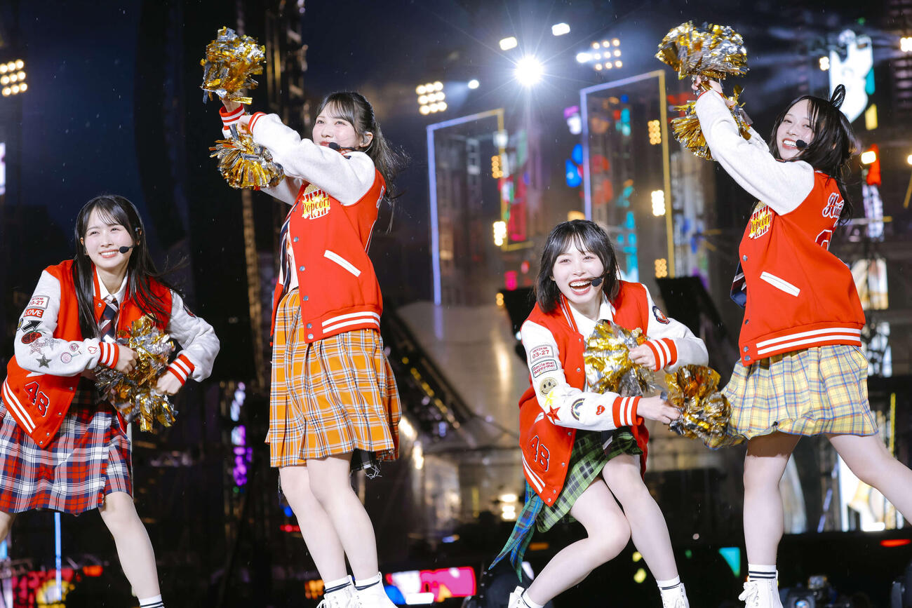 「7回目のひな誕祭」初日公演でパフォーマンスする日向坂46の三期生。左から上村ひなの、森本茉莉、髙橋未来虹、山口陽世　（C）Seed＆FlowerLLC