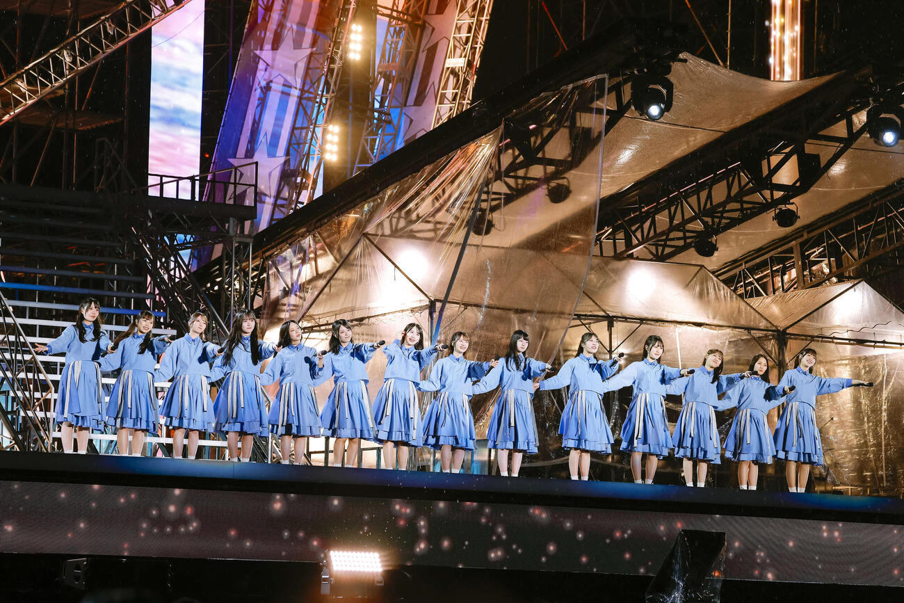 「7回目のひな誕祭」初日公演でパフォーマンスする日向坂46　（C）Seed＆FlowerLLC