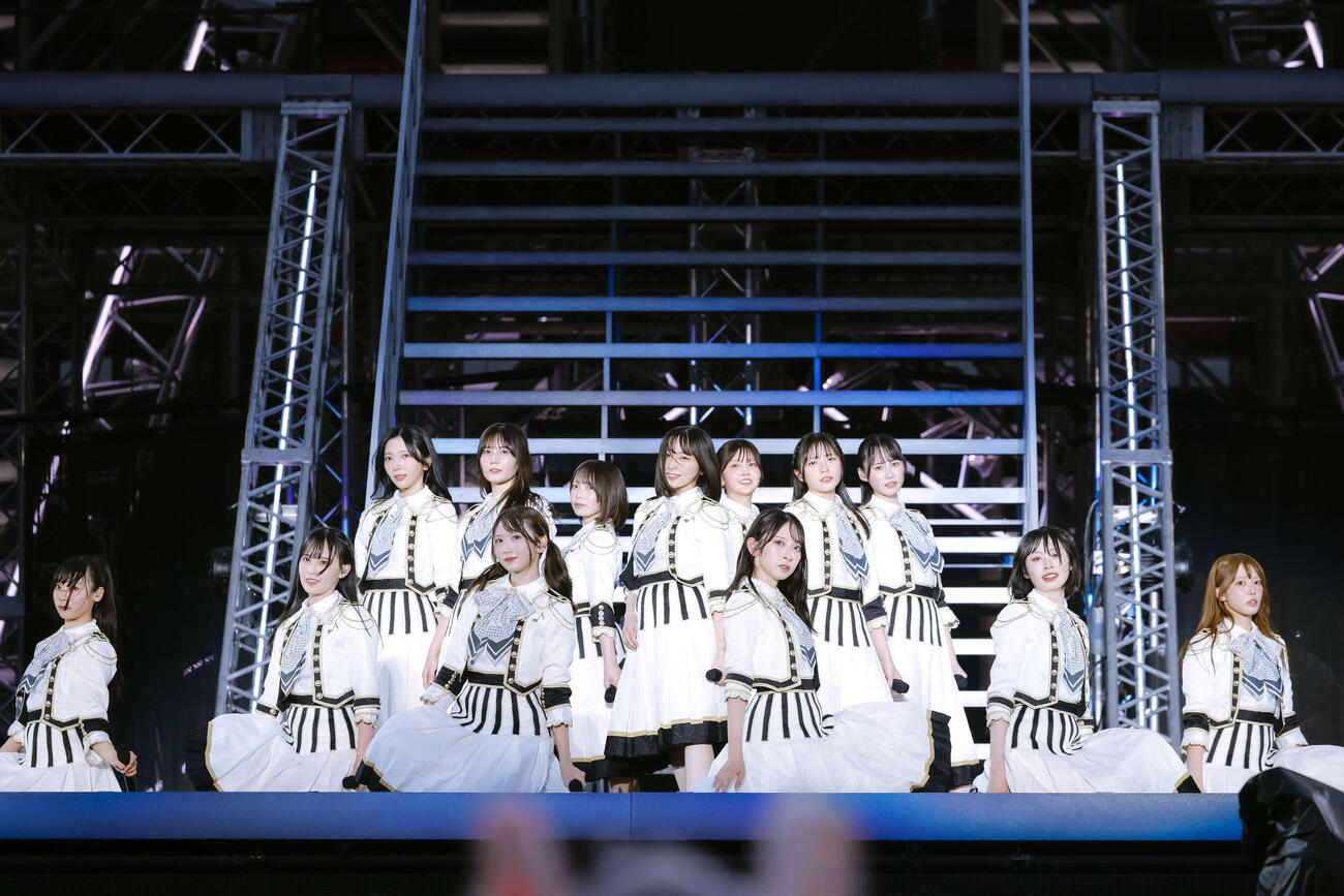 「7回目のひな誕祭」初日公演でパフォーマンスする日向坂46。中央は大野愛実　（C）Seed＆FlowerLLC