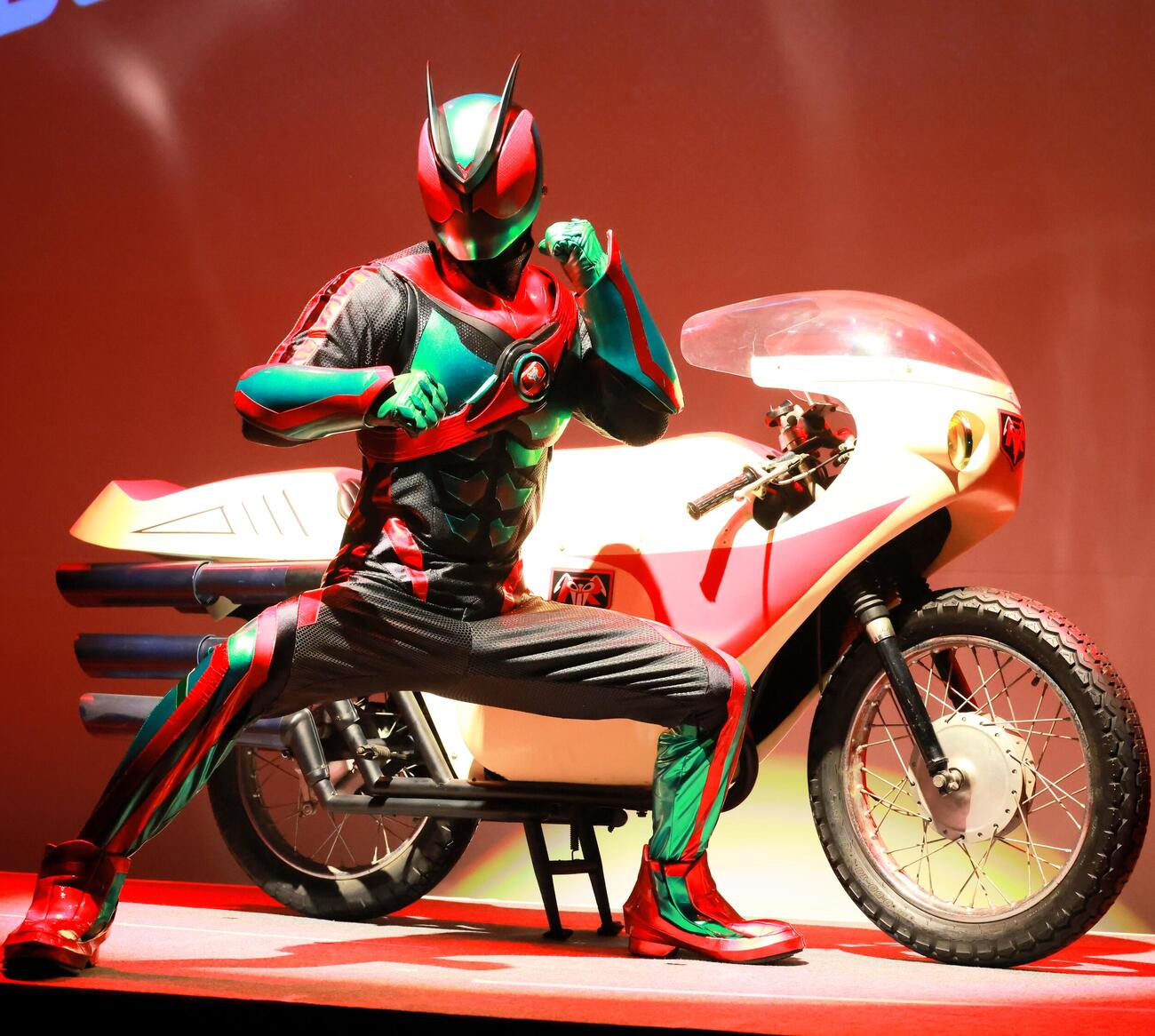 「仮面ライダー生誕55周年発表会」に登場した仮面ライダーゼッツ（撮影・中島郁夫）