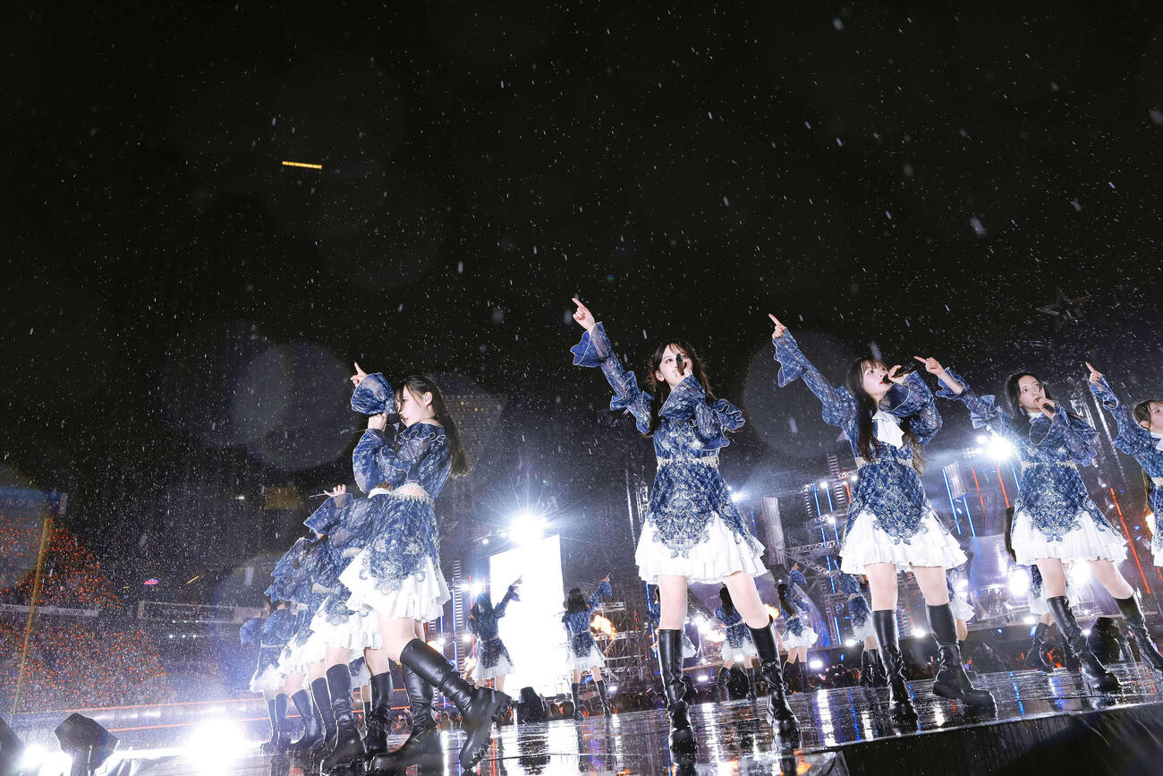 「7回目のひな誕祭」初日公演でパフォーマンスする日向坂46　（C）Seed＆FlowerLLC