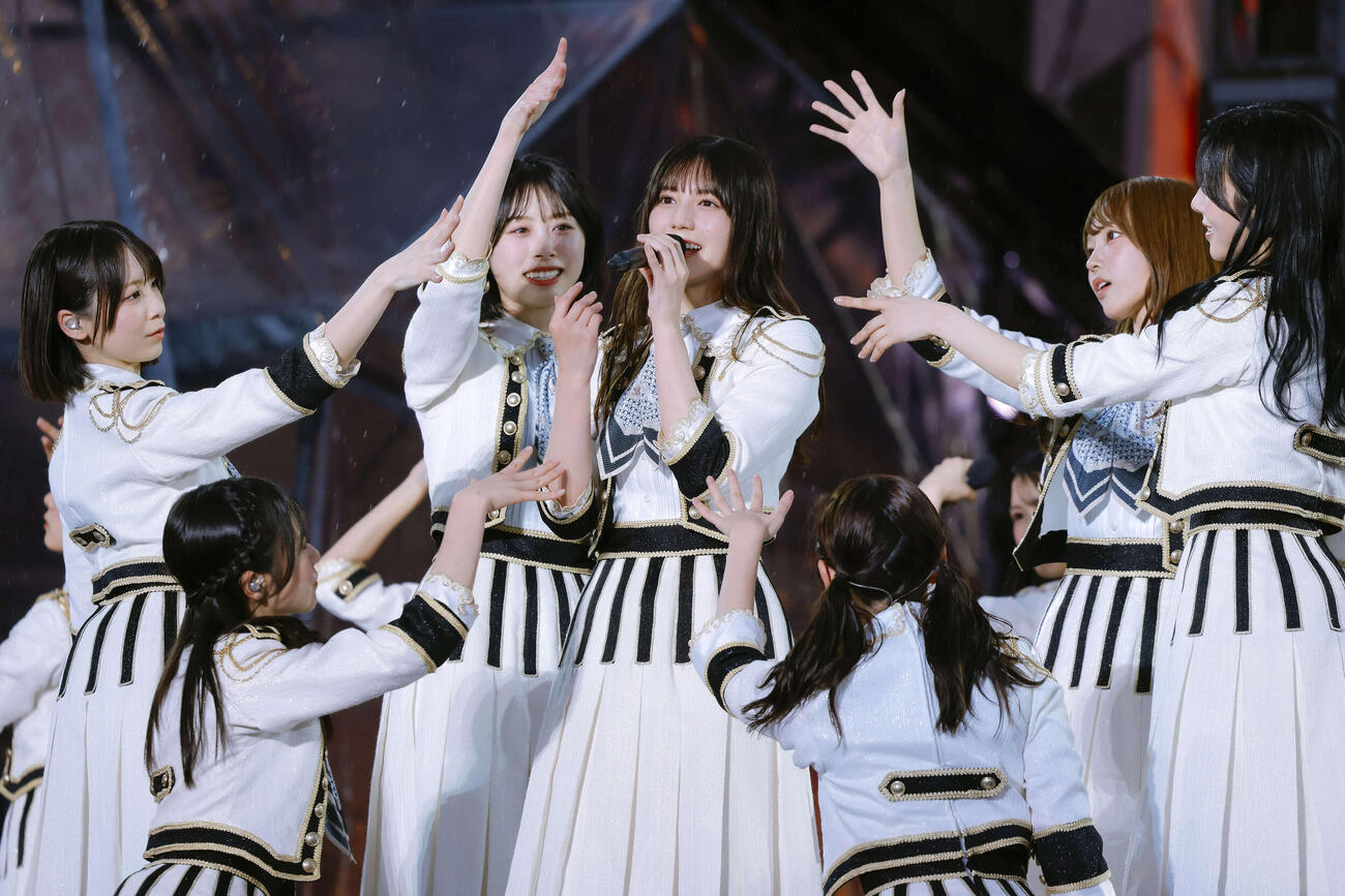 「7回目のひな誕祭」初日公演でパフォーマンスする日向坂46。中央は小坂菜緒　（C）Seed＆FlowerLLC