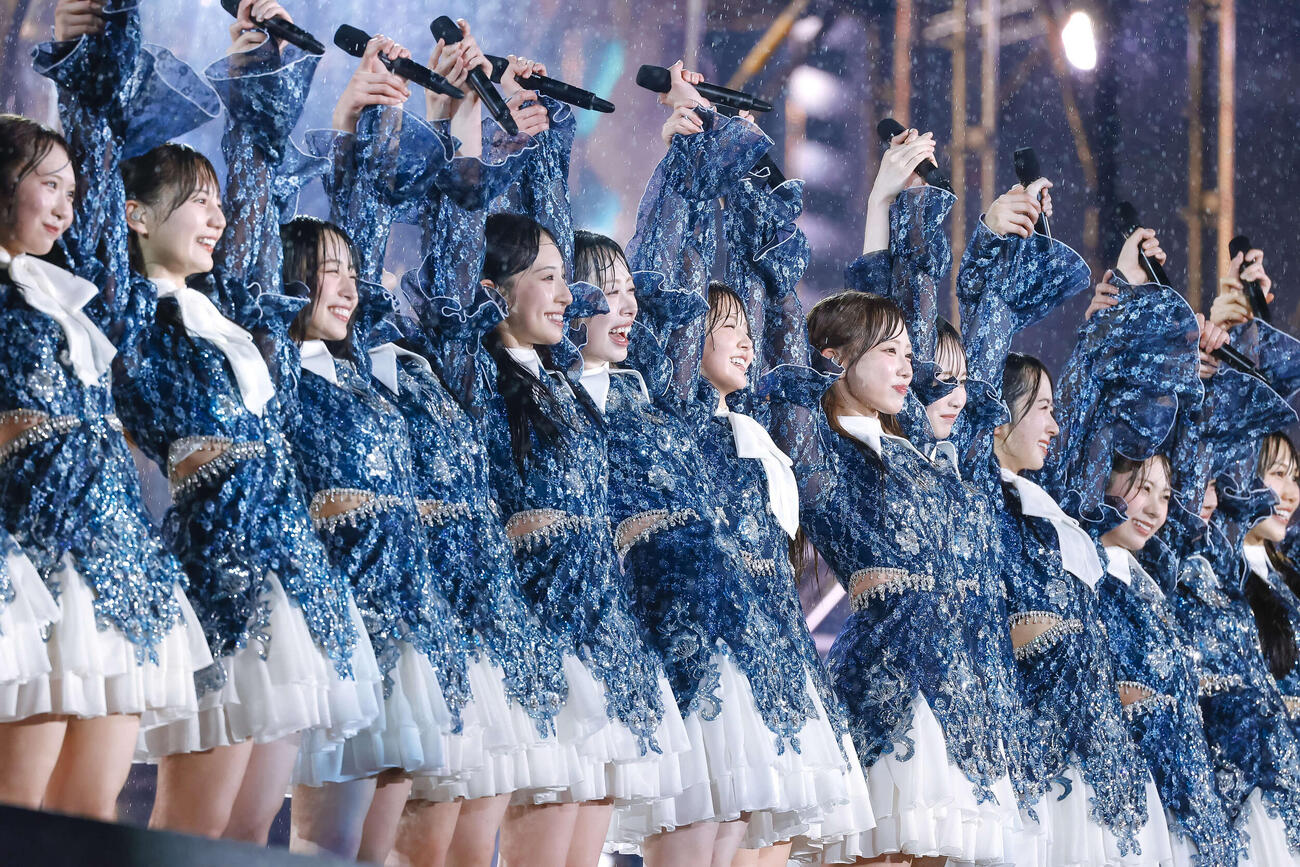 「7回目のひな誕祭」初日公演でパフォーマンスする日向坂46　（C）Seed＆FlowerLLC