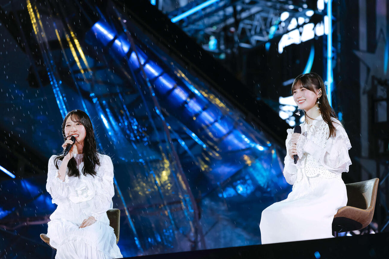 「7回目のひな誕祭」初日公演でパフォーマンスする日向坂46の二期生。金村美玖（左）と小坂菜緒　（C）Seed＆FlowerLLC