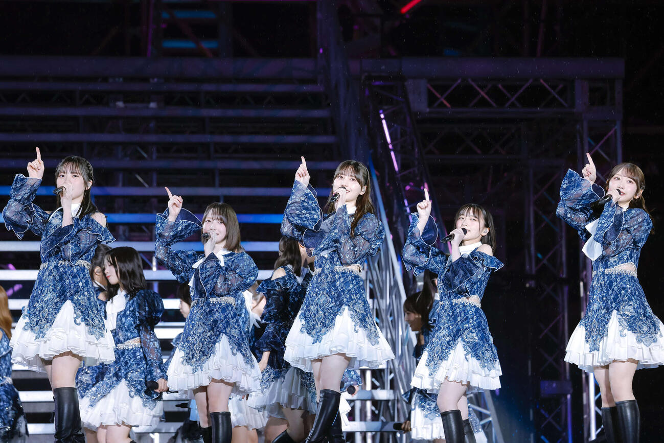「7回目のひな誕祭」初日公演でパフォーマンスする日向坂46。中央は小坂菜緒　（C）Seed＆FlowerLLC
