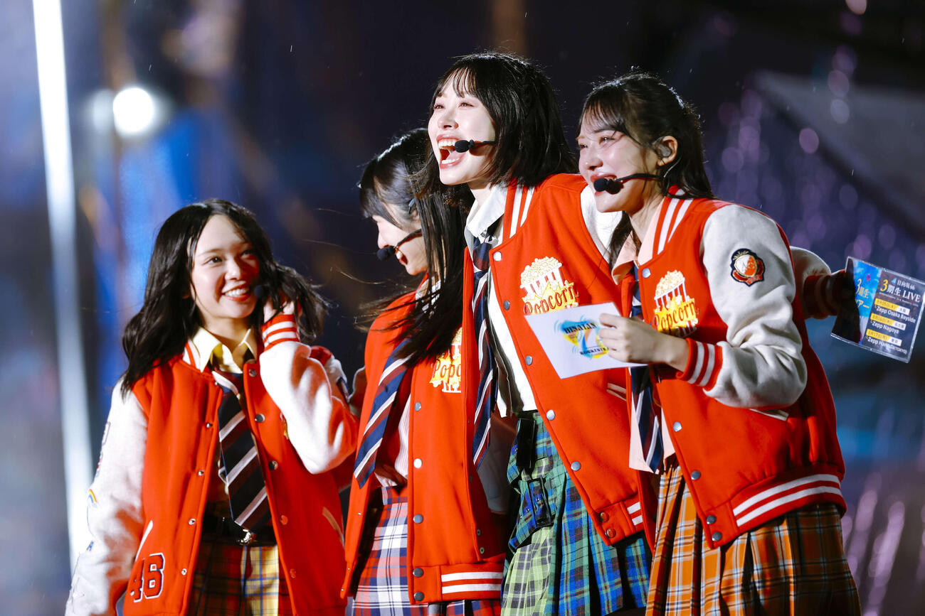 「7回目のひな誕祭」初日公演で涙する日向坂46の三期生。左から山口陽世、上村ひなの、髙橋未来虹、森本茉莉　（C）Seed＆FlowerLLC