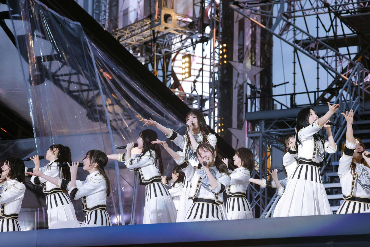 「7回目のひな誕祭」初日公演でパフォーマンスする日向坂46。中央は小坂菜緒、中央手前は藤嶌果歩　（C）Seed＆FlowerLLC