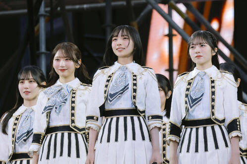 日向坂46金村美玖、クールなドラムソロに大歓声「ひな誕祭」で生バンド