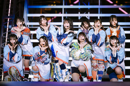 日向坂46金村美玖、クールなドラムソロに大歓声「ひな誕祭」で生バンド