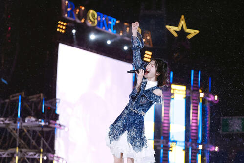 日向坂46金村美玖、クールなドラムソロに大歓声「ひな誕祭」で生バンド