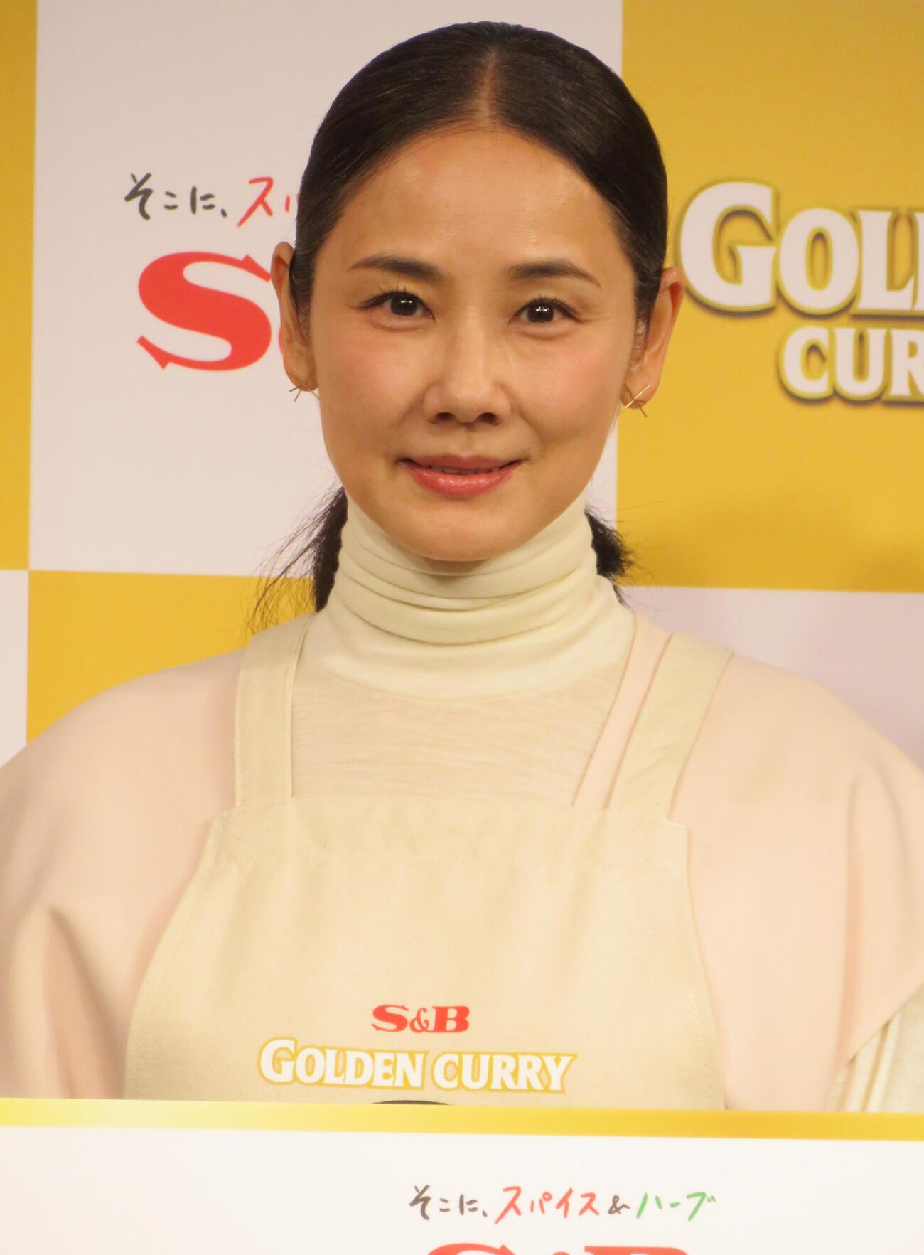 ゴールデンカレーの発売60周年記念イベントの参加した吉田羊
