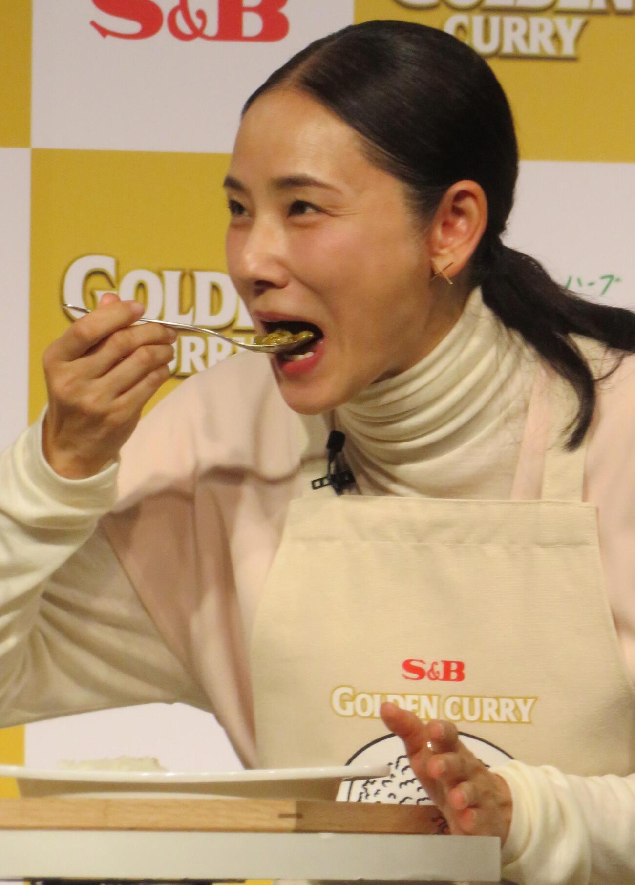 ゴールデンカレーを食べる吉田羊