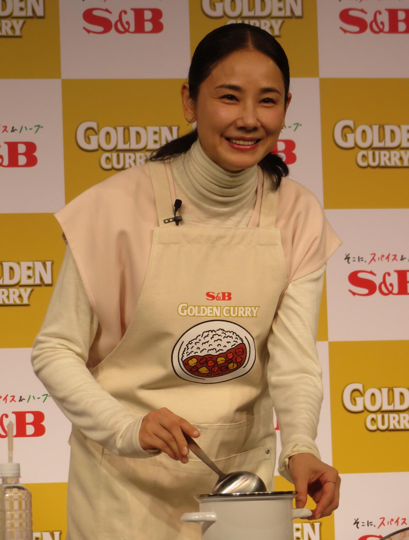 ゴールデンカレーを調理するた吉田羊