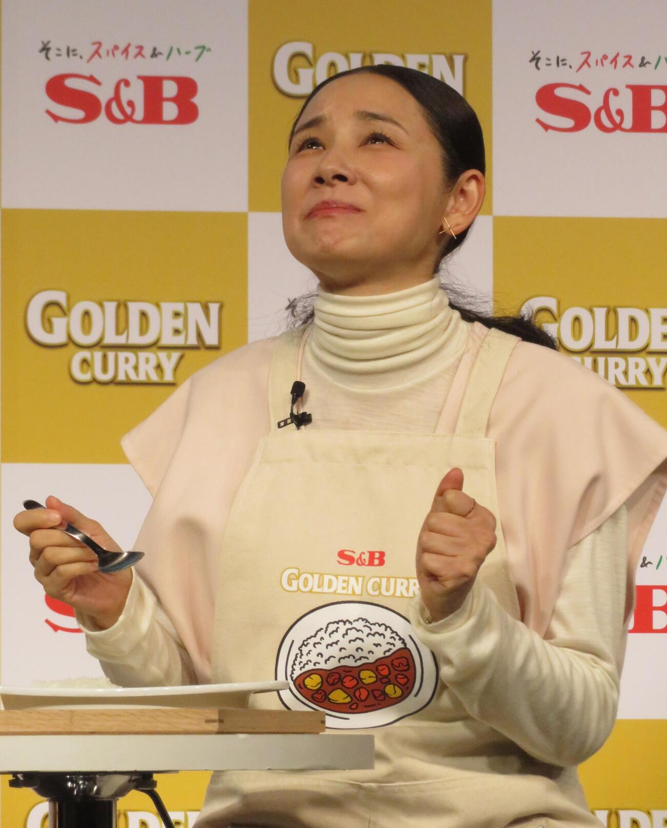 ゴールデンカレーを食べる吉田羊