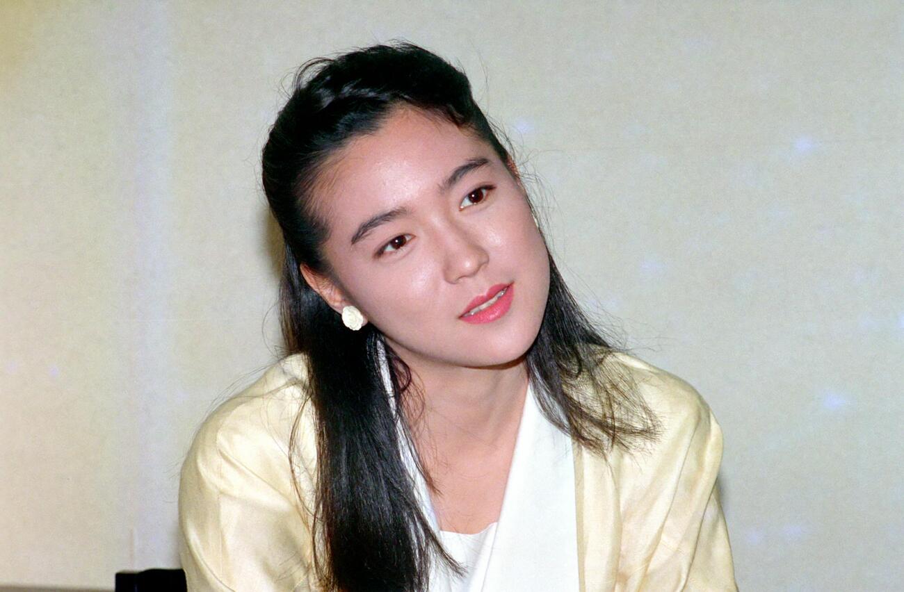 インタビューに応じる若村麻由美（1988年6月撮影）