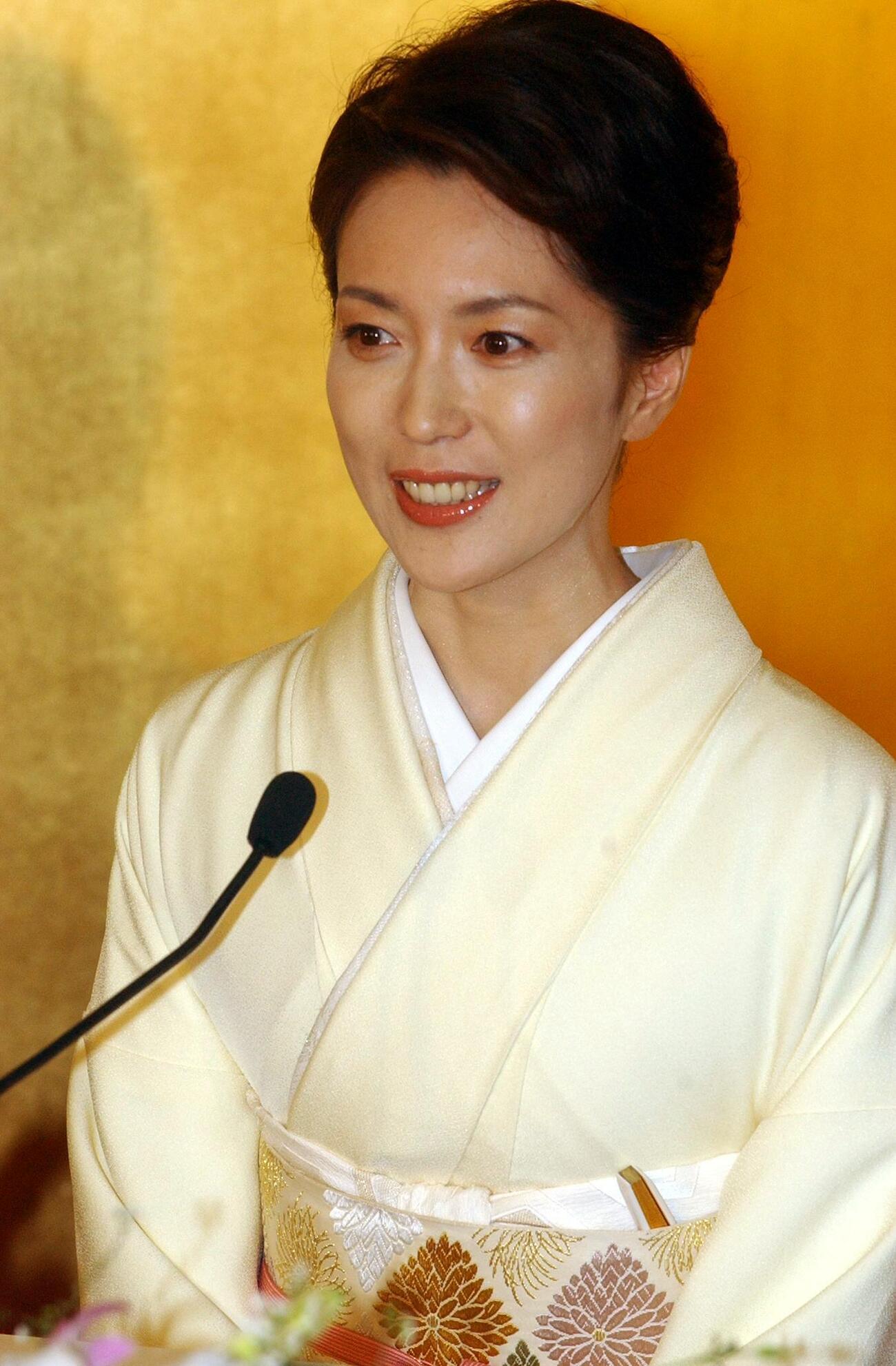 結婚報告会見をした若村麻由美（2004年2月撮影）