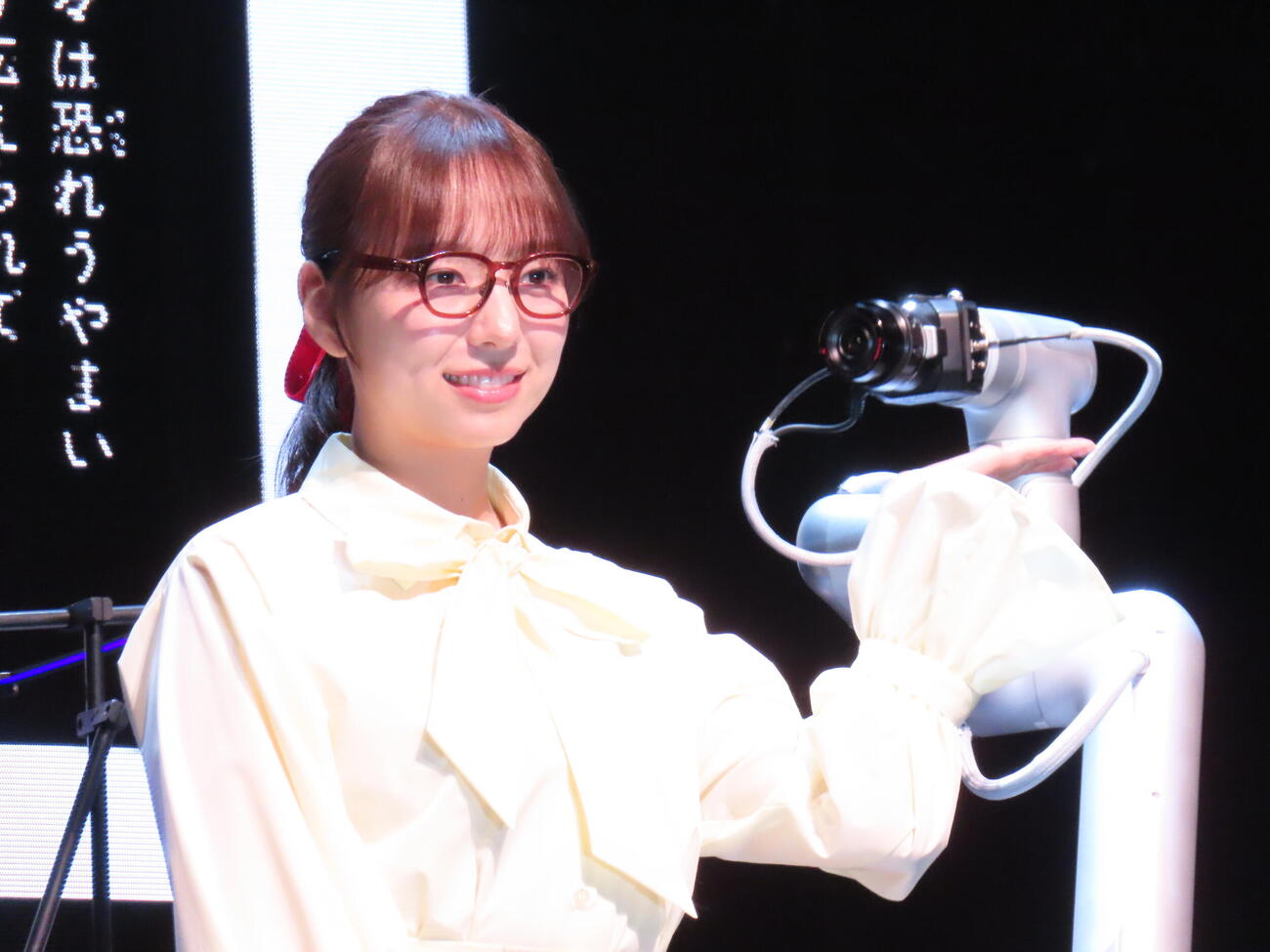 「マンガローグ：火の鳥」記者発表会でロボットアームの隣に立つ新内眞衣