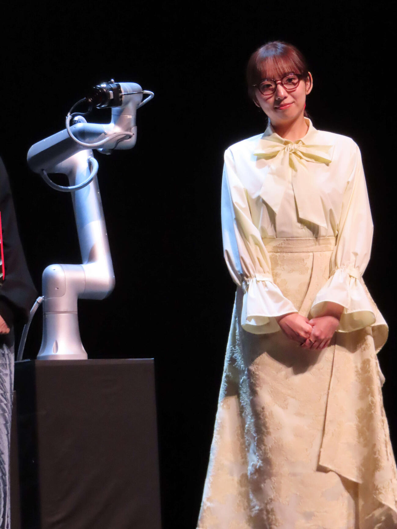 「マンガローグ：火の鳥」記者発表会でロボットアームの隣に立つ新内眞衣