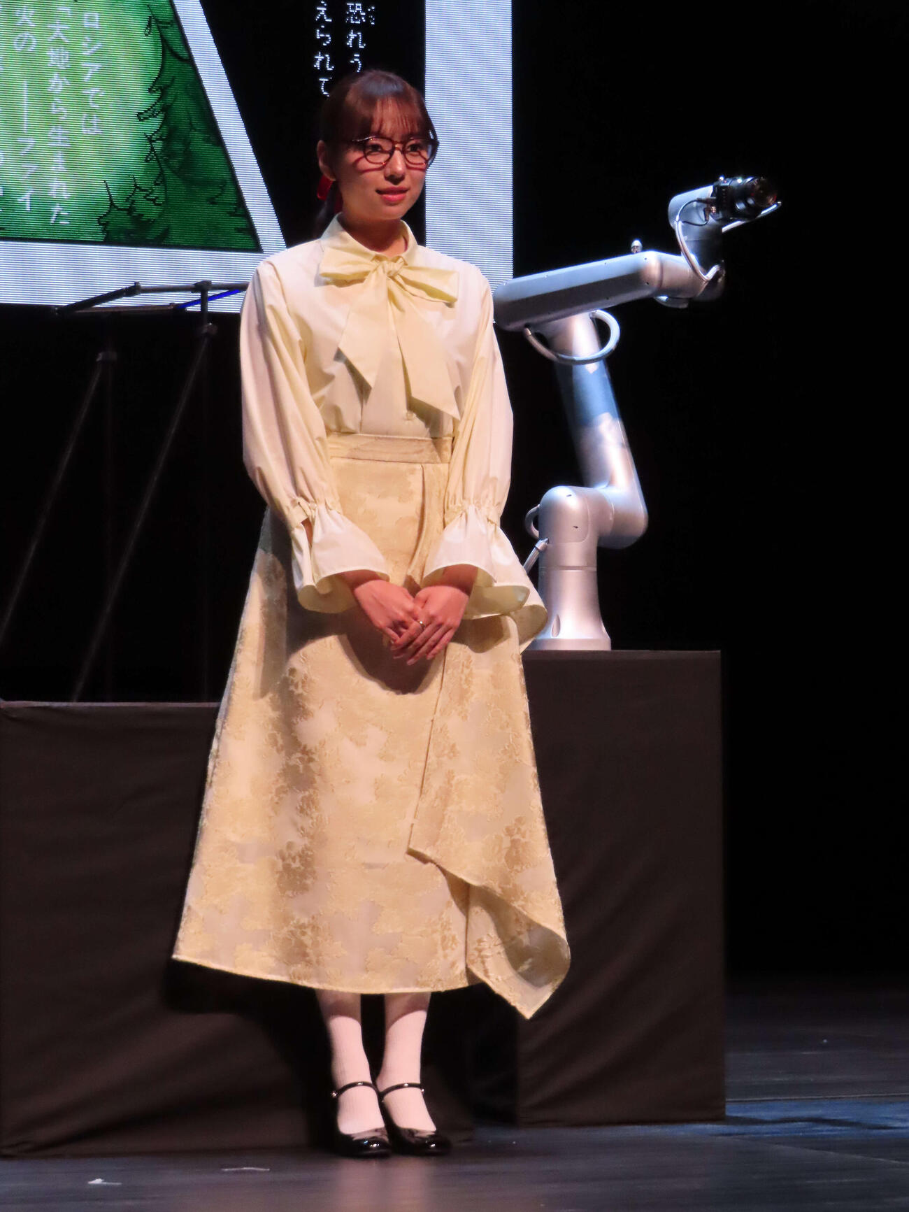 「マンガローグ：火の鳥」記者発表会でロボットアームの隣に立つ新内眞衣