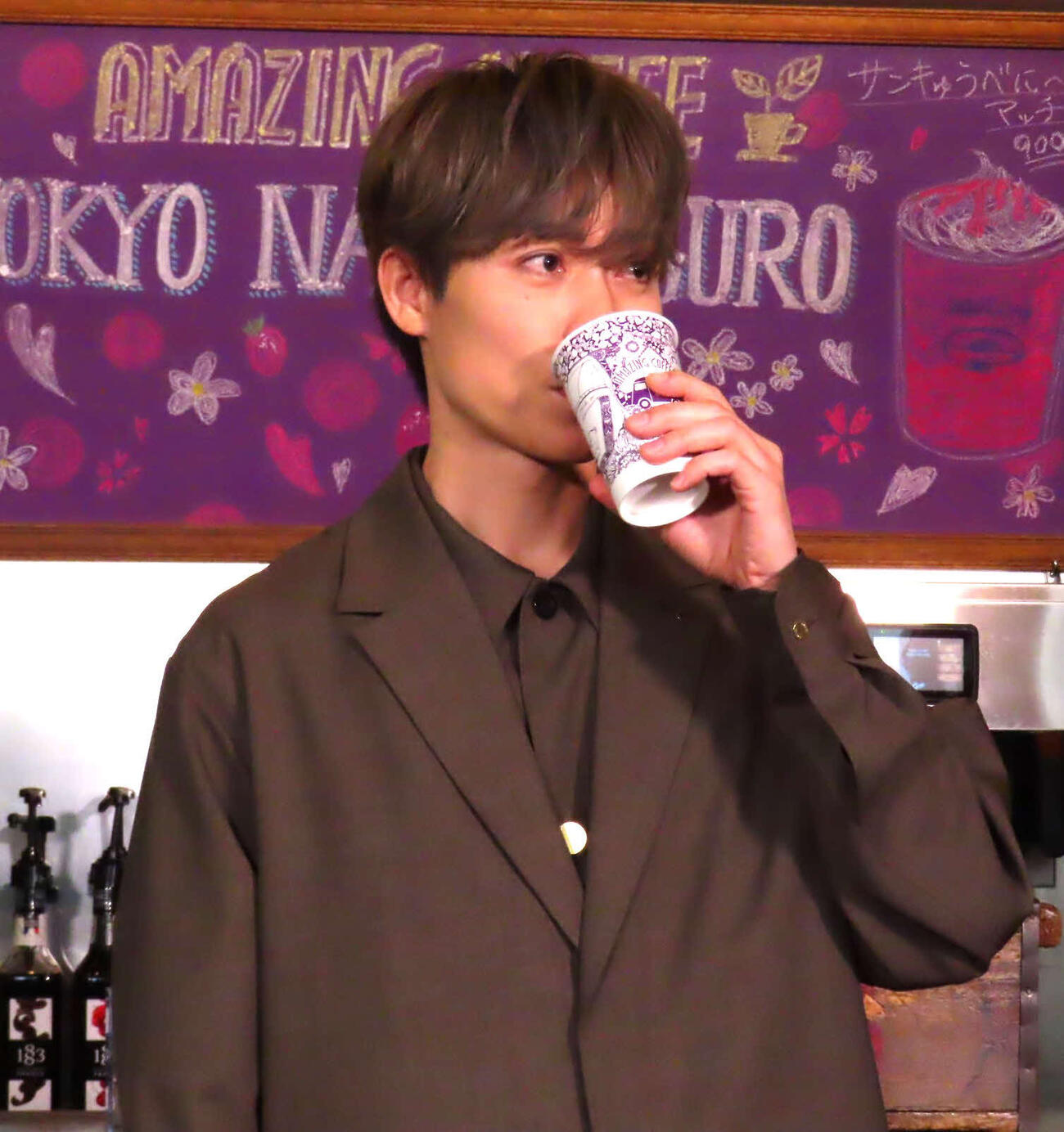 「Mytico」PRイベントでコーヒーを試飲するEXILE TETSUYA