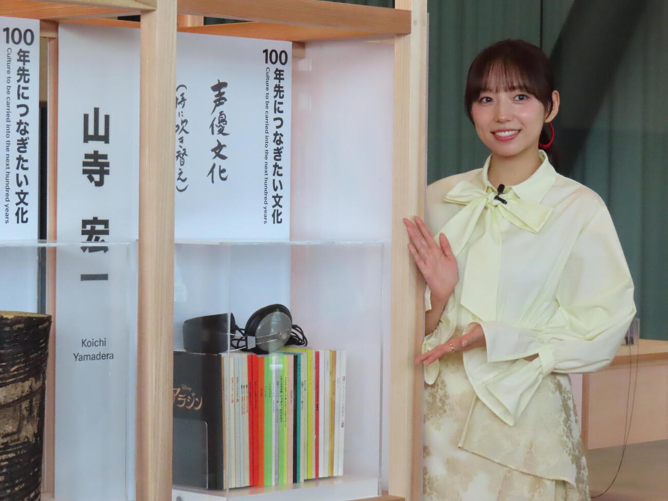 「マンガローグ：火の鳥」でロボットアームの声を務める山寺宏一の展示横に立つ新内眞衣
