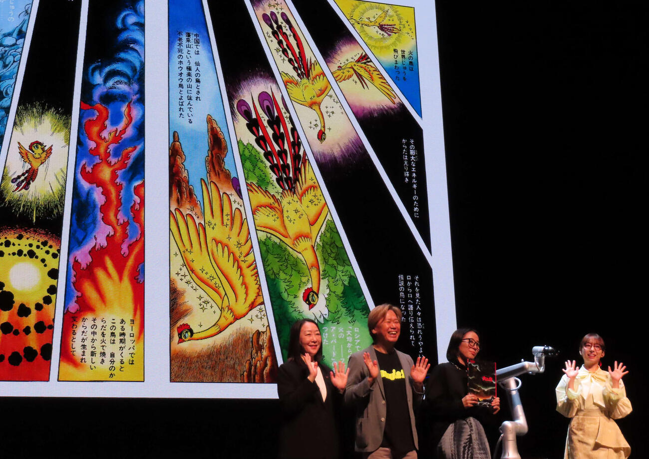 「マンガローグ：火の鳥」記者発表会に登壇した新内眞衣（右）