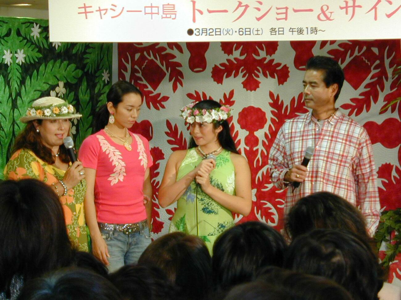 キャシー中島（左）のキルト展でのトークショーに登場した夫の勝野洋（右）、長女・勝野七奈美（左から2人目）と二女・勝野雅奈恵（同3人目）＝2004年3月2日、大阪市内の百貨店