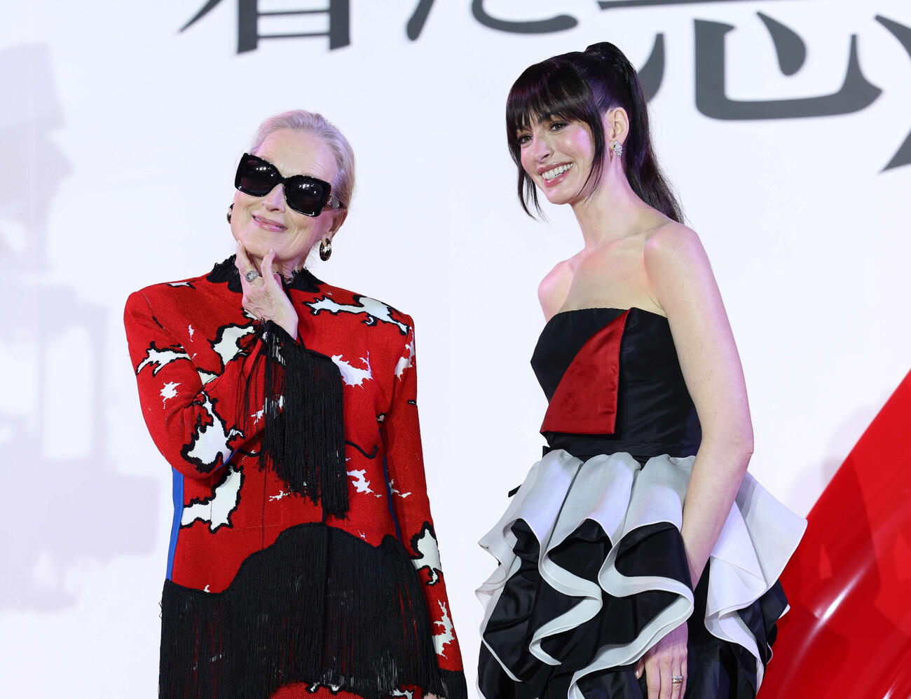 来日スペシャルイベントに登壇したメリル・ストリープ（左）とアン・ハサウェイ（撮影・増田悦実）