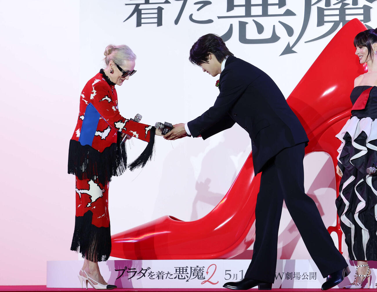 来日スペシャルイベントで握手を交わす＆TEAMのK（右）とメリル・ストリープ（撮影・増田悦実）