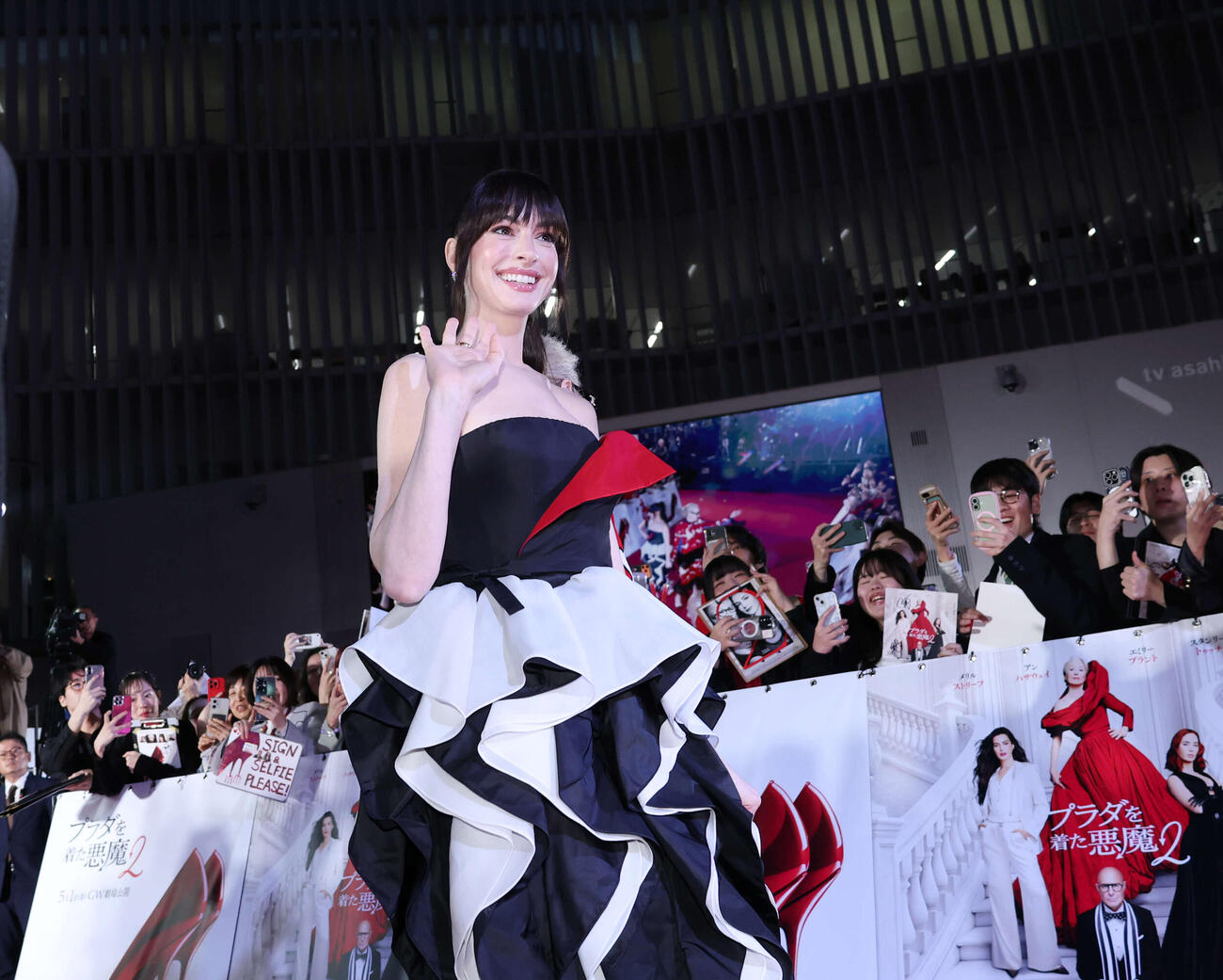 来日スペシャルイベントに登場し手を振りながら歩くアン・ハサウェイ（撮影・増田悦実）
