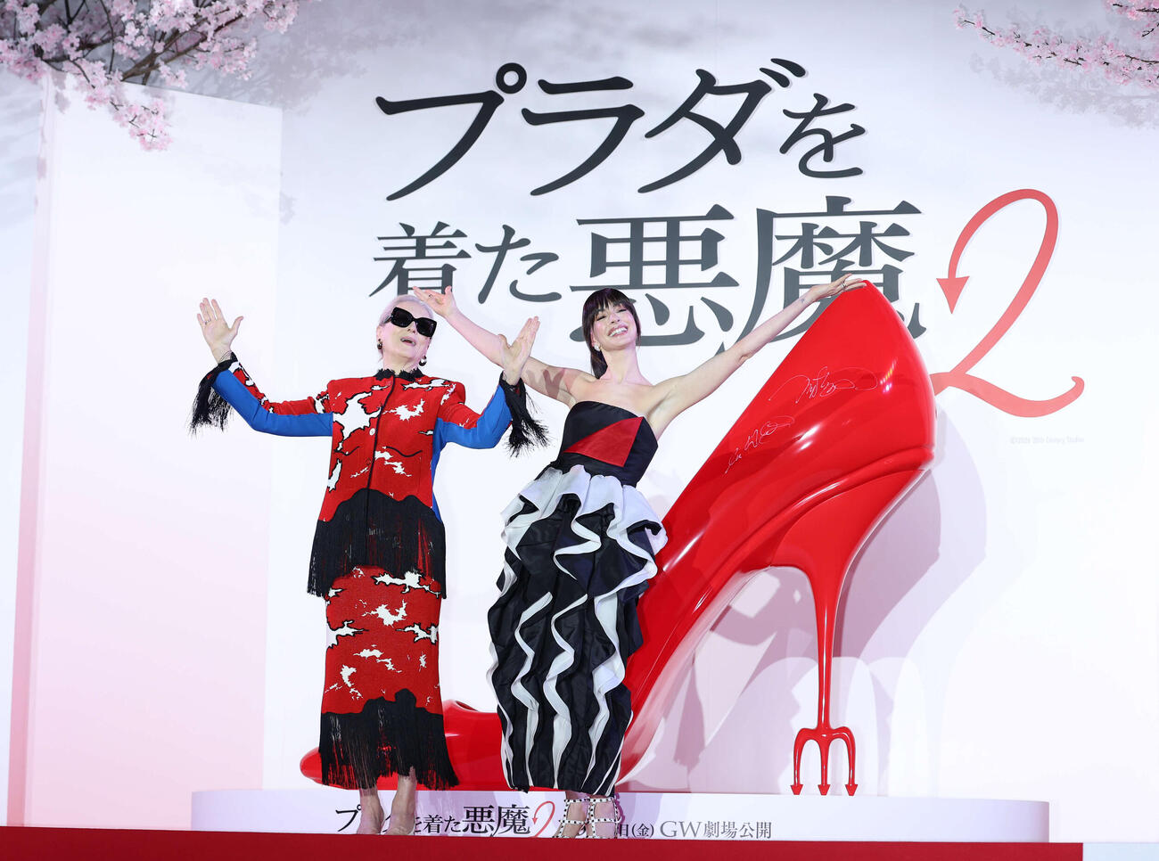 来日スペシャルイベントに登壇しポーズをとるメリル・ストリープ（左）とアン・ハサウェイ（撮影・増田悦実）