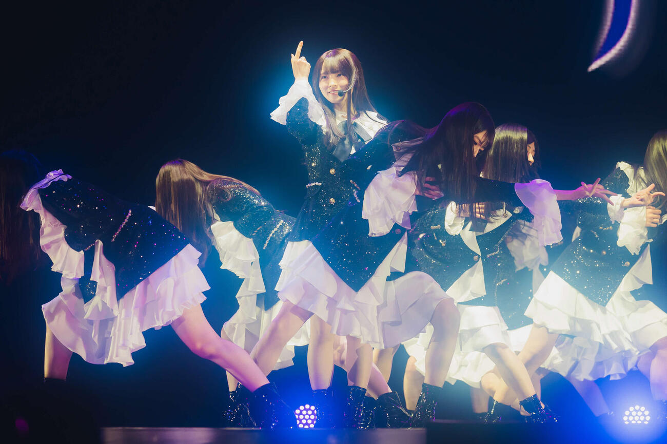 パフォーマンスする乃木坂46の6期生（撮影・きるけ。／MMT）