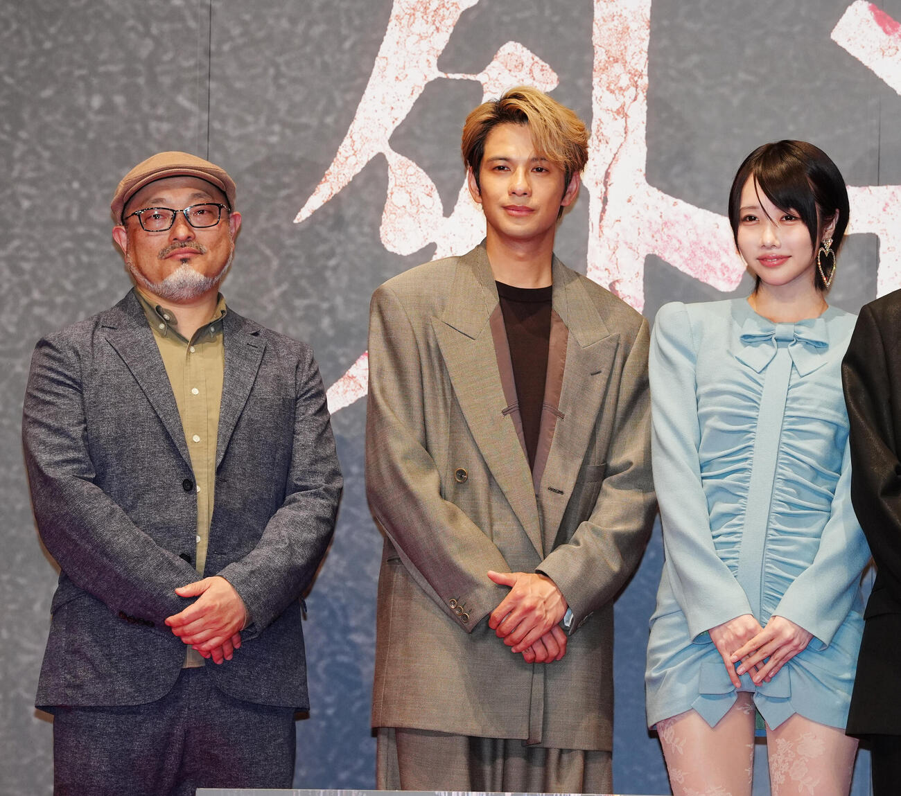 DMM TV　オリジナルドラマ「外道の歌　SEASON2」の完成披露試写会に登場した、左から白石晃士監督、森崎ウィン、あの（撮影・江口和貴）