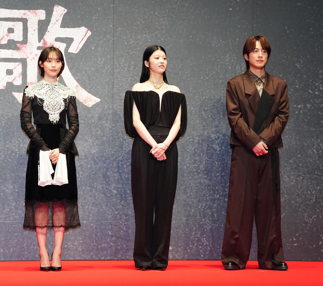 DMM TV　オリジナルドラマ「外道の歌　SEASON2」の完成披露試写会に登場した、左から南沙良、馬場ふみか、溝端淳平（撮影・江口和貴）