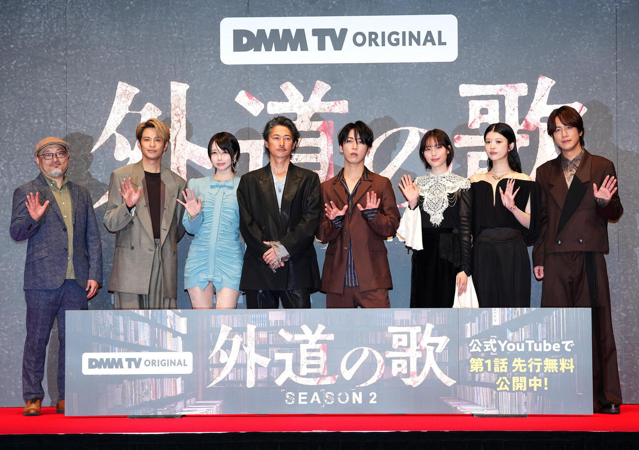 DMM TV　オリジナルドラマ「外道の歌　SEASON2」の完成披露試写会に登場し写真に納まる、左から白石晃士監督、森崎ウィン、あの、窪塚洋介、亀梨和也、南沙良、馬場ふみか、溝端淳平（撮影・江口和貴）