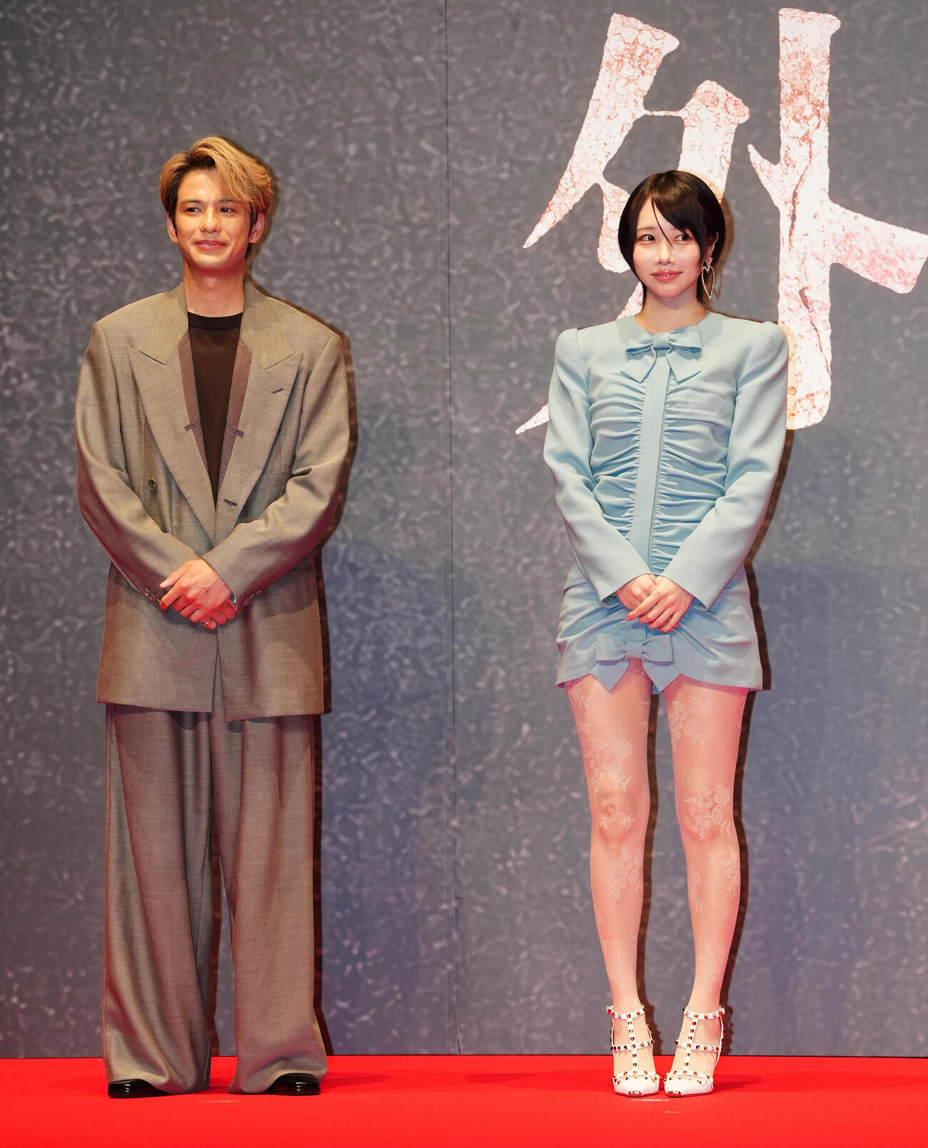 DMM TV　オリジナルドラマ「外道の歌　SEASON2」の完成披露試写会に登場した森崎ウィン（左）とあの（撮影・江口和貴）
