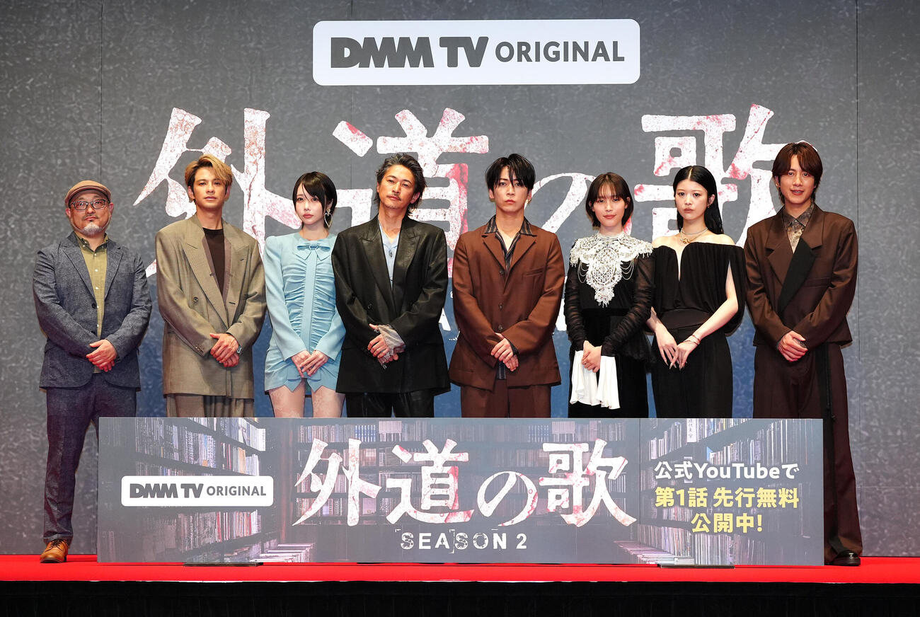 DMM TV　オリジナルドラマ「外道の歌　SEASON2」の完成披露試写会に登場し写真に納まる、左から白石晃士監督、森崎ウィン、あの、窪塚洋介、亀梨和也、南沙良、馬場ふみか、溝端淳平（撮影・江口和貴）