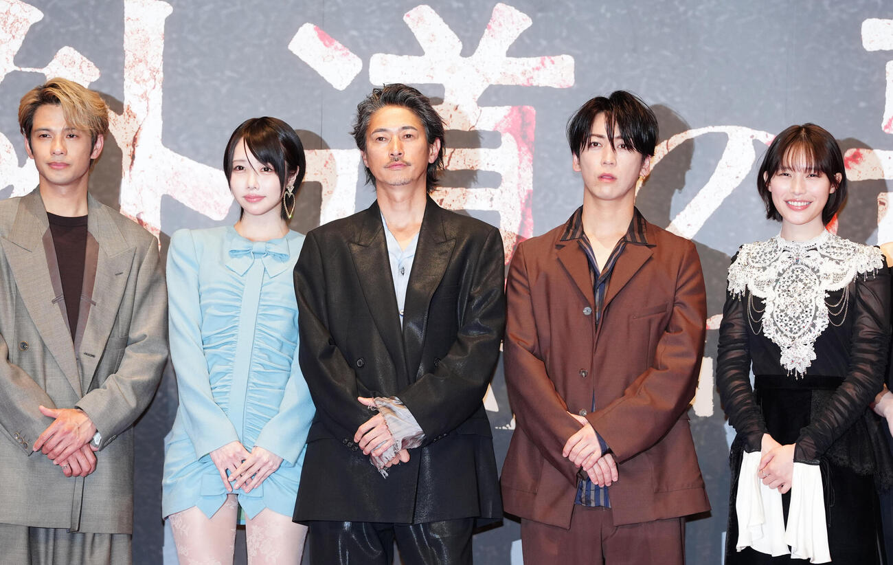 DMM TV　オリジナルドラマ「外道の歌　SEASON2」の完成披露試写会に登場した、左から森崎ウィン、あの、窪塚洋介、亀梨和也、南沙良（撮影・江口和貴）