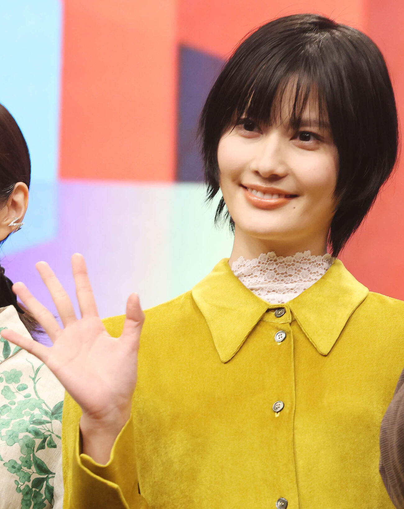 「FUJI DRAMA COLORS 2026 SPRING」で手を振る橋本愛（撮影・宮地輝）