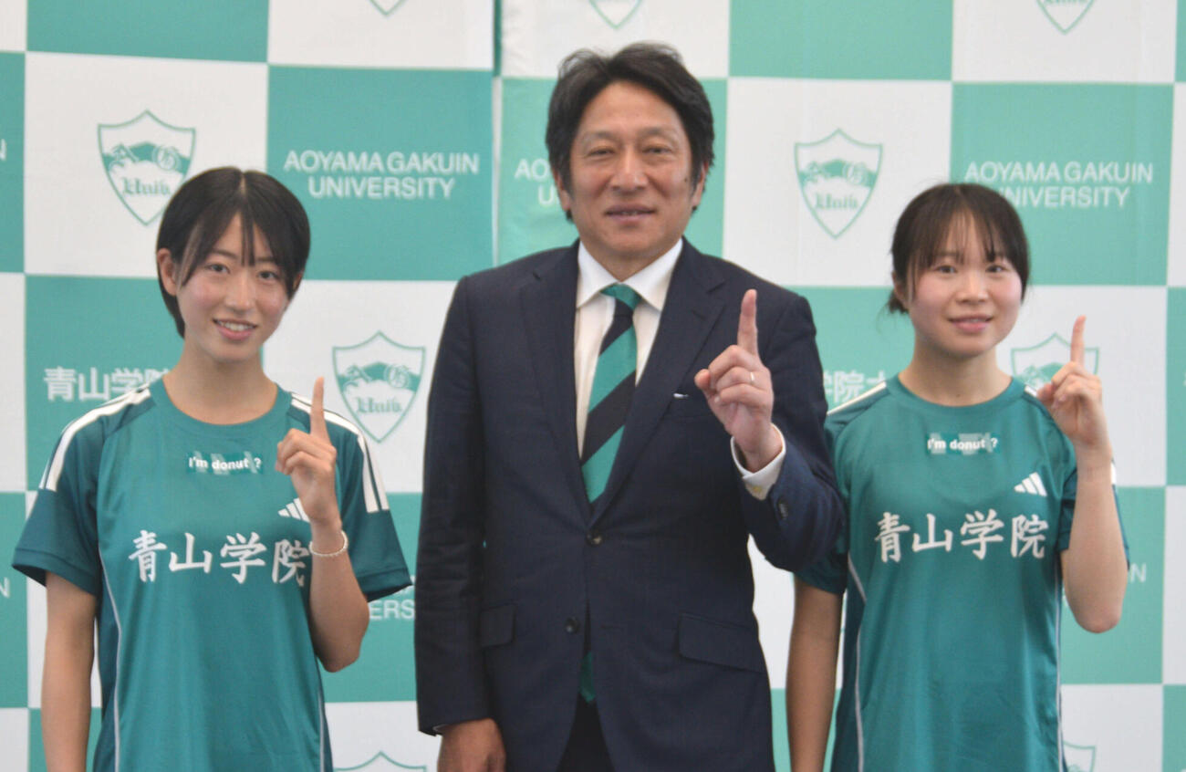左から青学大の芦田和佳、原晋監督、池野絵莉（2026年4月4日）