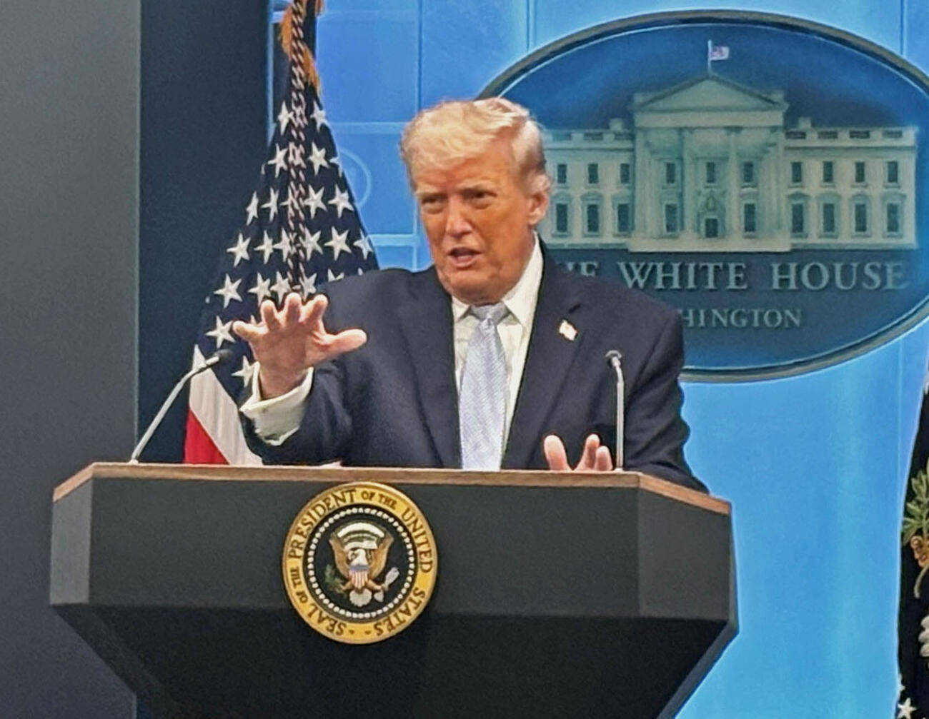 ホワイトハウスでの記者会見で質問に答えるトランプ米大統領（共同）