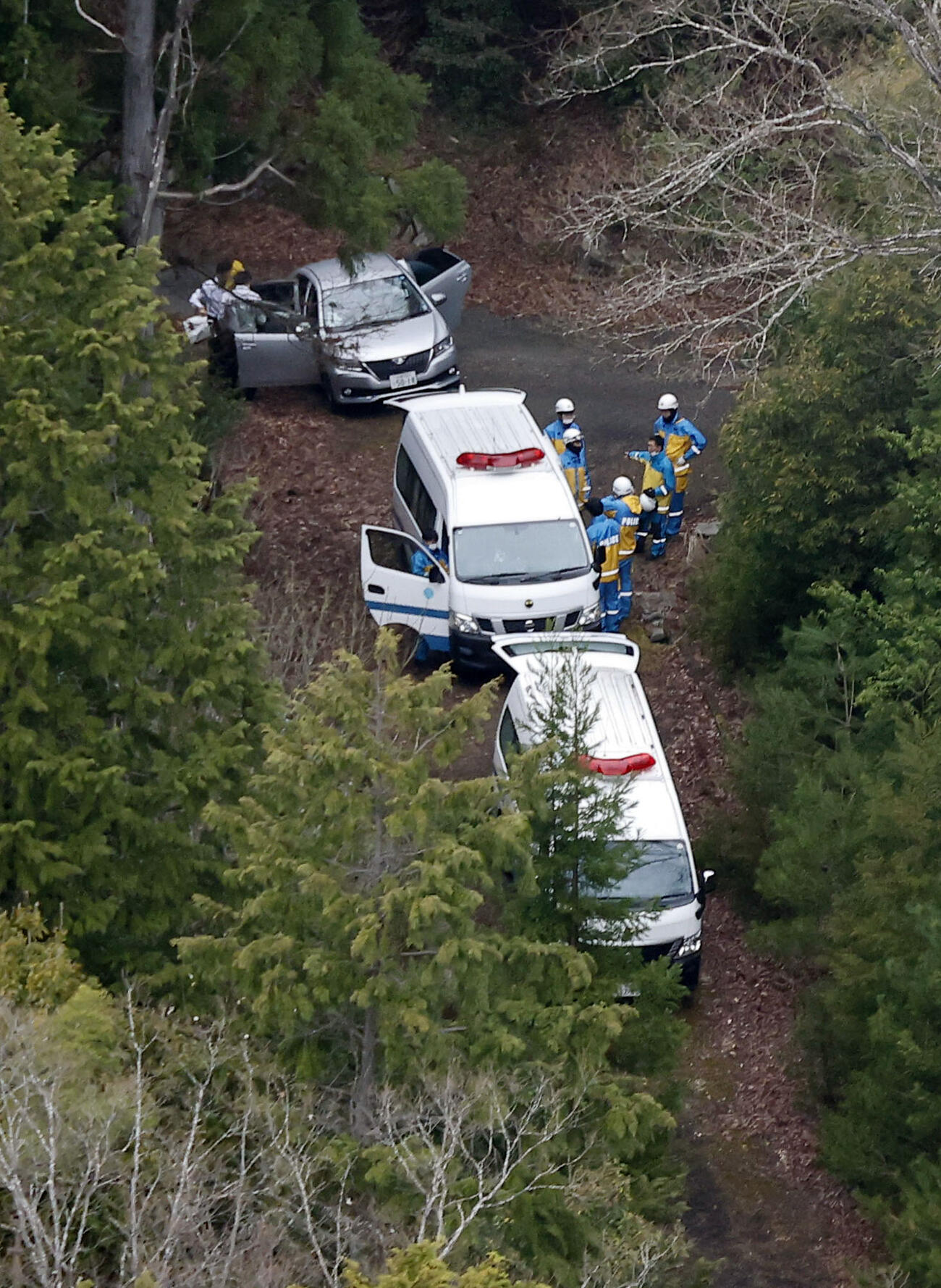 行方不明になっている安達結希さんの自宅付近の山中を捜索する京都府警の捜査員（共同）