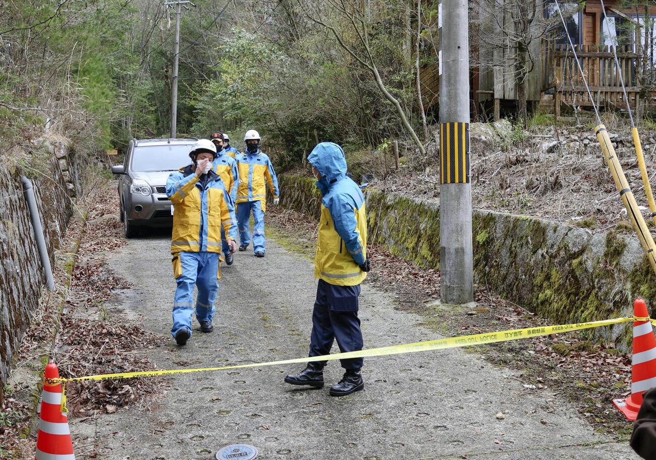 行方不明になっている安達結希さんの捜索現場付近に張られた規制線（共同）