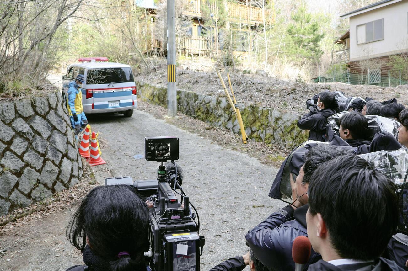 行方不明になっている安達結希さんの捜索現場に向かう京都府警の車両（共同）