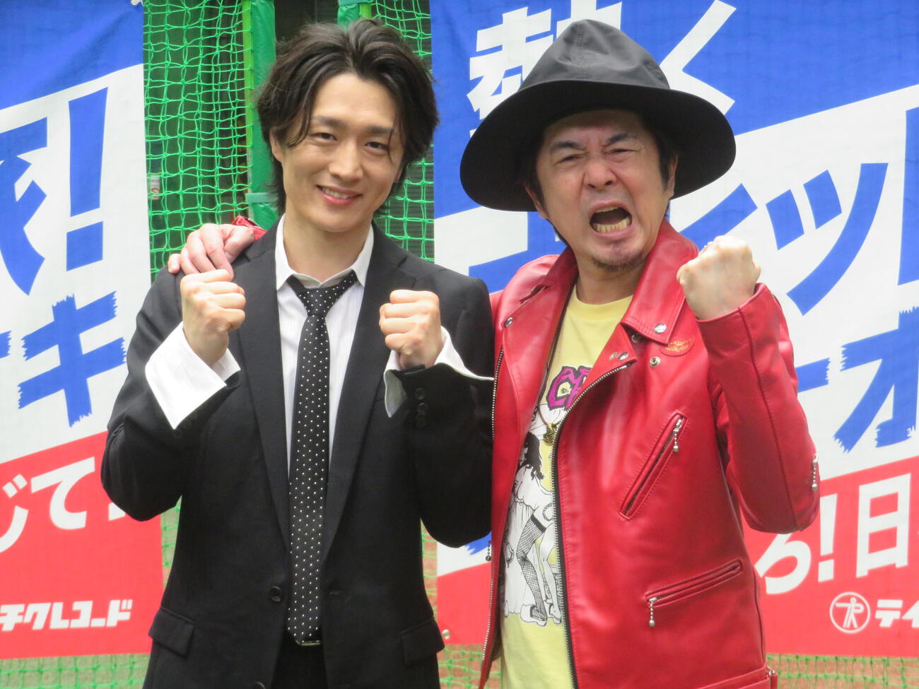 ダブルA面新曲「陽が沈む前に…／プルメリア　ラプソディ」披露取材会に出席した真田ナオキ（左）と怒髪天の増子直純（撮影・川田和博）