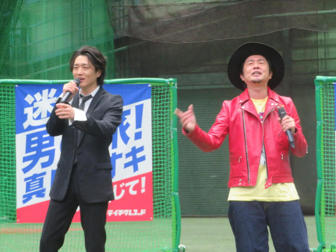 「陽が沈む前に…」を熱唱する真田ナオキ（左）と作詞した怒髪天の増子直純（撮影・川田和博）